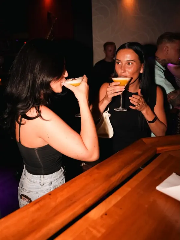 Gasten drinken cocktails aan de bar van Moodz Castricum