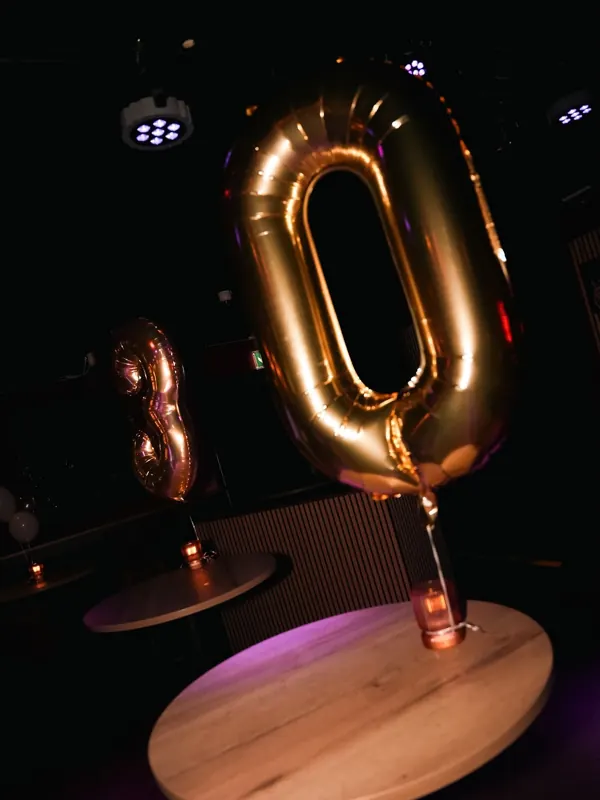 Gouden '30' ballonnen bij een verjaardag in feestlocatie Moodz Castricum